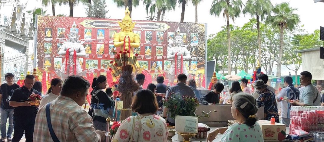 ปทุมธานี 2สาวดวงเฮง แก้บนท้าวเวสฯหลังสมหวังรับโชคเกือบ 2 แสน แฟนหนุ่มได้โชคทอง 1 บาท
