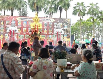ปทุมธานี 2สาวดวงเฮง แก้บนท้าวเวสฯหลังสมหวังรับโชคเกือบ 2 แสน แฟนหนุ่มได้โชคทอง 1 บาท