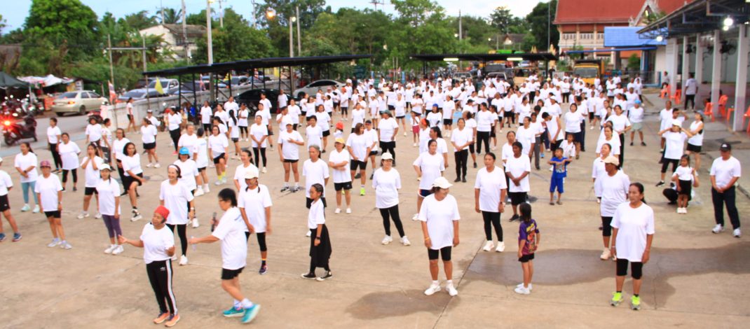 กาญจนบุรี : น้องประถม 4 รับถ้วยรางวัลชนะเลิศแข่งขันกลองชุดเดี่ยว รีบตีรถด่วนกลับจากนครสวรรค์ มาร่วมกิจกรรมบ้านเกิดกับชาวตำบลทุ่งสมอ วันแม่แห่งชาติ ร่วมเต้นแอโรบิก เทิดพระเกียรติสืบสานสุขภาพแข็งแรง