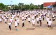 กาญจนบุรี : น้องประถม 4 รับถ้วยรางวัลชนะเลิศแข่งขันกลองชุดเดี่ยว รีบตีรถด่วนกลับจากนครสวรรค์ มาร่วมกิจกรรมบ้านเกิดกับชาวตำบลทุ่งสมอ วันแม่แห่งชาติ ร่วมเต้นแอโรบิก เทิดพระเกียรติสืบสานสุขภาพแข็งแรง