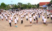 กาญจนบุรี : น้องประถม 4 รับถ้วยรางวัลชนะเลิศแข่งขันกลองชุดเดี่ยว รีบตีรถด่วนกลับจากนครสวรรค์ มาร่วมกิจกรรมบ้านเกิดกับชาวตำบลทุ่งสมอ วันแม่แห่งชาติ ร่วมเต้นแอโรบิก เทิดพระเกียรติสืบสานสุขภาพแข็งแรง