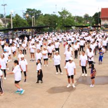 กาญจนบุรี : น้องประถม 4 รับถ้วยรางวัลชนะเลิศแข่งขันกลองชุดเดี่ยว รีบตีรถด่วนกลับจากนครสวรรค์ มาร่วมกิจกรรมบ้านเกิดกับชาวตำบลทุ่งสมอ วันแม่แห่งชาติ ร่วมเต้นแอโรบิก เทิดพระเกียรติสืบสานสุขภาพแข็งแรง