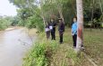 พังงา – ฝนตกหนัก น้ำกัดเซาะที่ดินสวนยางถูกกระแสน้ำกัดเซาะจนหน้าดินพังทลายและได้รับความเสียหายต้นยางพาราล้มลงในน้ำ