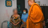 นครปฐม วันแม่ที่ลูกไม่มา หลวงพี่น้ำฝน ประสานการการช่วยเหลือคุณตานอนติดเตียง อดีตเจ้าของร้านอาหารดังนครปฐม วันนี้อยู่ลำพังเพียงสองคน ไร้เงาลูกวันแม่