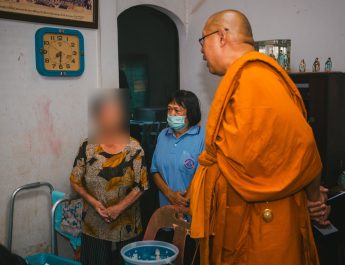 นครปฐม วันแม่ที่ลูกไม่มา หลวงพี่น้ำฝน ประสานการการช่วยเหลือคุณตานอนติดเตียง อดีตเจ้าของร้านอาหารดังนครปฐม วันนี้อยู่ลำพังเพียงสองคน ไร้เงาลูกวันแม่