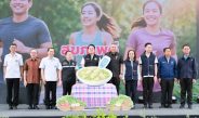 รัฐมนตรีว่าการกระทรวงสาธารณสุขและทีมบริหารโรงพื้นที่มหาสารคามตรวจเยี่ยมกิจกรรมการดำเนินงานป้องกันโรค ncd เพื่อสุขภาพแข็งแรง ณลานกิจกรรมตลาดต้นสน อำเภอเมืองมหาสารคาม