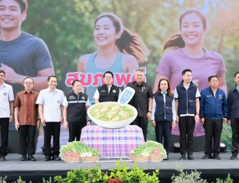 รัฐมนตรีว่าการกระทรวงสาธารณสุขและทีมบริหารโรงพื้นที่มหาสารคามตรวจเยี่ยมกิจกรรมการดำเนินงานป้องกันโรค ncd เพื่อสุขภาพแข็งแรง ณลานกิจกรรมตลาดต้นสน อำเภอเมืองมหาสารคาม