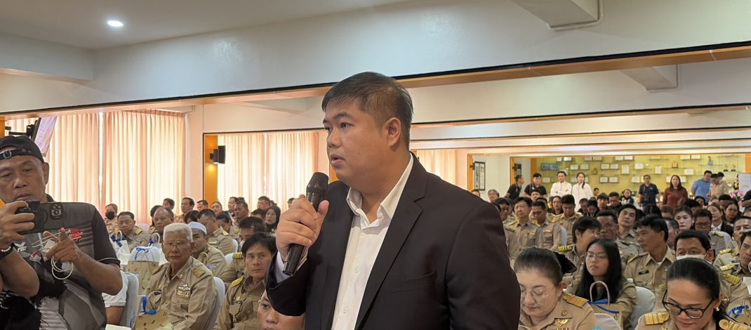 ปทุมธานี 2 รมช.บุกปทุมธานี รับฟังปัญหาความเดือดร้อนประชาชน ขณะที่ สจ.ปทุมธานี ตั้งกระทู้สดถามผลกระทบการวางท่อประปา