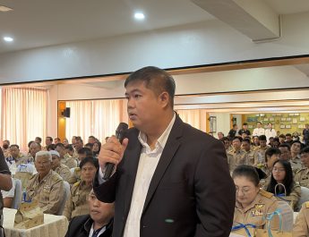 ปทุมธานี 2 รมช.บุกปทุมธานี รับฟังปัญหาความเดือดร้อนประชาชน ขณะที่ สจ.ปทุมธานี ตั้งกระทู้สดถามผลกระทบการวางท่อประปา