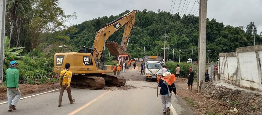 แม่ฮ่องสอน สะพานห้วยโป่งเริ่มผ่านได้บ้างแล้วหลังระดมเครื่องจักรเข้าแก้ไขปัญหา