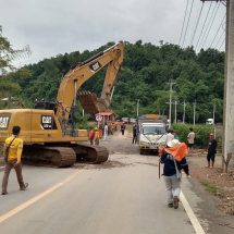 แม่ฮ่องสอน สะพานห้วยโป่งเริ่มผ่านได้บ้างแล้วหลังระดมเครื่องจักรเข้าแก้ไขปัญหา