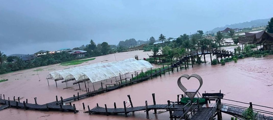 น่าน ปัวอ่วม! ฝนถล่มหนัก น้ำป่าทะลักท่วมบ้านสูงเกือบชั้นสอง สะพานบ้านนาแลถูกซัดขาด