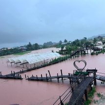 น่าน ปัวอ่วม! ฝนถล่มหนัก น้ำป่าทะลักท่วมบ้านสูงเกือบชั้นสอง สะพานบ้านนาแลถูกซัดขาด
