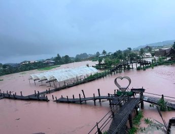 น่าน ปัวอ่วม! ฝนถล่มหนัก น้ำป่าทะลักท่วมบ้านสูงเกือบชั้นสอง สะพานบ้านนาแลถูกซัดขาด