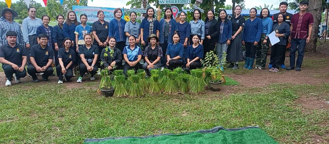 ปราจีนบุรี ครู-นักเรียนจัดกิจกรรมดำนาข้าวอินทรีย์