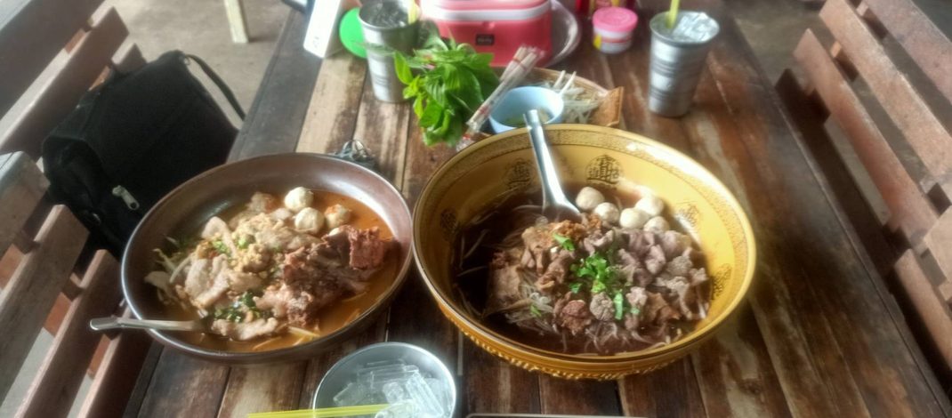 สกลนคร ก๋วยเตี๋ยวโกเกชามยักษ์ ตำนานก๋วยเตี๋ยว สูตรเป็นของตัวเองมานานกว่า 40 ปี เนื้อตุ๋น หมูตุ๋นต้มยำ รสแซบอีหลีชนิดไม่ต้องปรุง