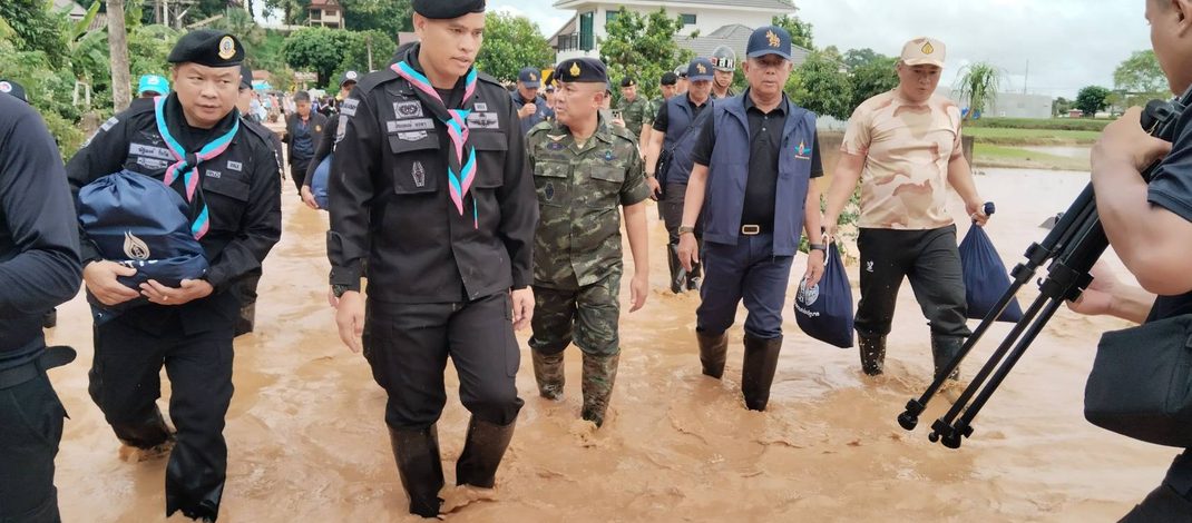 รัฐมนตรีกลาโหม ลงพื้นที่ปัว เยี่ยมให้กำลังใจผู้ประสบอุทกภัย พร้อมระดมกำลังช่วยเหลือประชาชน