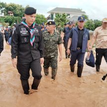 รัฐมนตรีกลาโหม ลงพื้นที่ปัว เยี่ยมให้กำลังใจผู้ประสบอุทกภัย พร้อมระดมกำลังช่วยเหลือประชาชน