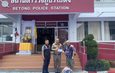 ตำรวจไทยเป็นที่พึ่งของประชาชน ผู้กำกับ สภ.เบตง ช่วยค่าเดินทาง ส่งชาวบ้านเดินทางกลับบ้านบุรีรัมย์อย่างปลอดภัย