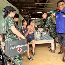 ผอ.ศบภ.มทบ.35 ลงพื้นที่ตรวจเยี่ยมและมอบถุงยังชีพเครื่องอุปโภคบริโภคเบื้องต้นให้แก่ประชาชนกลุ่มเปราะบางและผู้ป่วยติดเตียงที่ประสบอุทกภัยในพื้นที่อำเภอลับแล
