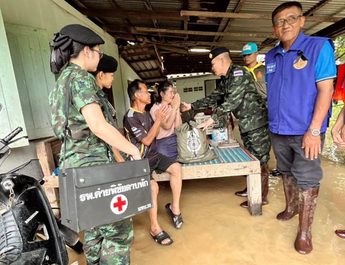 ผอ.ศบภ.มทบ.35 ลงพื้นที่ตรวจเยี่ยมและมอบถุงยังชีพเครื่องอุปโภคบริโภคเบื้องต้นให้แก่ประชาชนกลุ่มเปราะบางและผู้ป่วยติดเตียงที่ประสบอุทกภัยในพื้นที่อำเภอลับแล