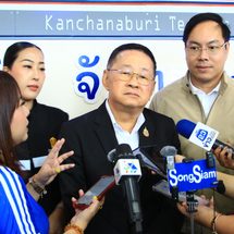 กาญจนบุรี : รัฐมนตรีกระทรวงศึกษาธิการ ลุยเมืองกาญจน์ 2 วัน ลงพื้นที่ตรวจเยี่ยม 5 จุด ประกอบด้วย จุดแรกโรงเรียนท่ามะกาวิทยาคม จุดสองสหกรณ์ออมทรัพย์ครูกาญจนบุรี จุดสามโรงเรียนบ้านหนองกระทุ่ม จุดที่สี่โรงเรียนวิสุทธรังสี เพื่อรับฟังปัญหานำกลับไปพัฒนาการเรียนรู้ทั้งระบบ โดยเฉพาะหนี้สิ้นของครู