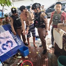 ฝรั่งอเมริกันคลั่งปาดคอตำรวจ! ขโมยของ-มอเตอร์ไซค์ ใช้คัตเตอร์เฉือนคอหมวดจราจรพระราชวังเจ็บสาหัส ก่อนหนีซุกเพิงพักสวนมะลิ ถูกล้อมจับทันควัน