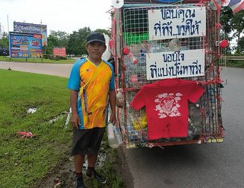 ปราจีนบุรี ลุงขี่พ่วงข้างเก็บของเก่าติดป้ายขอบคุณที่ทิ้งขวดให้