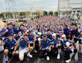 ปทุมธานี นักเต้นเพื่อสุขภาพกว่า 4,000 คนร่วมเต้นแอโรบิกกำลังสนุกฝนถล่มนักเต้นวิ่งหนีเหมือนผึ้งแตกรัง
