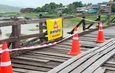 กาญจนบุรี : เตือนผู้ใช้เส้นทางระมัดระวัง!! สังขละบุรี ฝนตกติดต่อกันน้ำท่วมถนนสาย 323 ก้อนหินขนาดใหญ่เริ่มทรุดตัวตกลงข้างทาง ส่วนสะพานไม้ท่องเที่ยวสำคัญชำรุด