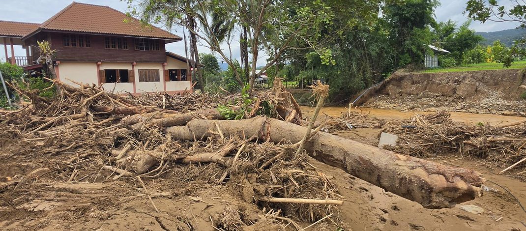ชาวบ้าน ที่ประสบเหตุอุทกภัย น้ำป่าหลาก อำเภอปัว วอนหน่วยงานช่วยสูบโคลนออกจากบ่อ ห้องสุขา หลังน้ำหลากท่วมบ้าน