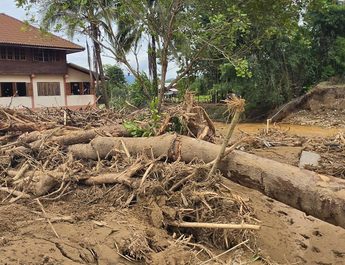 ชาวบ้าน ที่ประสบเหตุอุทกภัย น้ำป่าหลาก อำเภอปัว วอนหน่วยงานช่วยสูบโคลนออกจากบ่อ ห้องสุขา หลังน้ำหลากท่วมบ้าน