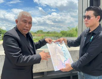 กรมชลฯ ลุยแก้น้ำท่วม-แล้งซ้ำซาก “คลองพระอุดม” ชูโมเดลใหม่ผสมผสานธรรมชาติ นำสื่อลงพื้นที่จังหวัดปทุมธานี และพระนครศรีอยุธยา หลังผลศึกษาชี้เป็นพื้นที่มีความสามารถรับน้ำจำกัด เปิดแนวคิดสร้างประตูระบายน้ำควบคู่กับพื้นที่ชุ่มน้ำ หวังฟื้นฟูระบบนิเวศและจัดการน้ำอย่างยั่งยืน
