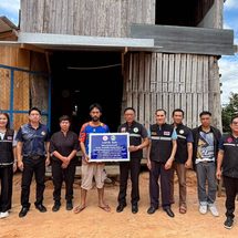 “ร้อยตำรวจเอกไอยรา ผัดขัน” นายก ทต.สะเอียบ นำทีม ร่วมมอบป้ายปรับปรุงบ้านผู้สูงอายุและคนพิการ ตามโครงการปรับสภาพแวดล้อมและสิ่งอำนวยความสะดวกของผู้สูงอายุให้เหมาะสมและปลอดภัย พ.ศ.2569 ฯ