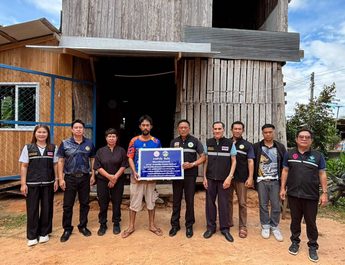 “ร้อยตำรวจเอกไอยรา ผัดขัน” นายก ทต.สะเอียบ นำทีม ร่วมมอบป้ายปรับปรุงบ้านผู้สูงอายุและคนพิการ ตามโครงการปรับสภาพแวดล้อมและสิ่งอำนวยความสะดวกของผู้สูงอายุให้เหมาะสมและปลอดภัย พ.ศ.2569 ฯ
