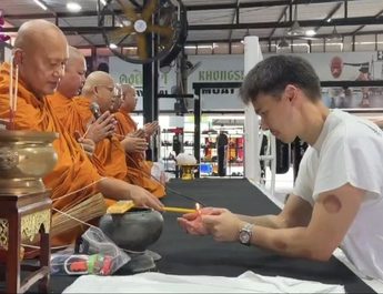 แมทธิว ดีน นิมนต์พระอาจารย์แดง เกจิ ชื่อดังเมืองกรุงเก่าทำบุญครบรอบ 13 ปี ค่ายมวย คงสิทธา และทำบุญวันเกิดครบ 48 ปี ในวันพรุ่งนี้