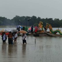 สกลนคร ศรัทธาแรงนำรถแห่แก้บน นักท่องเที่ยวนับหมื่นแห่ร่วม