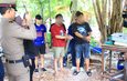 กาญจนบุรี เจ้าหน้าที่นำ 2 ผู้ต้องหามือโหดทำแผนจุดเกิดเหตุ พ่อผู้บาดเจ็บยันลูกยังมีชีวิตอยู่แต่สาหัส