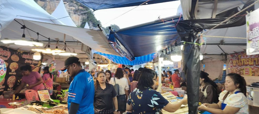 พังงา/สหกรณ์การเกษตรเพื่อการตลาดลูกค้า ธ.ก.ส.พังงา จำกัด (สกต.) จับมือ สำนักงานสหกรณ์จังหวัดพังงา จัดงานลดค่าครองชีพ ชิม ช๊อป ของถูก