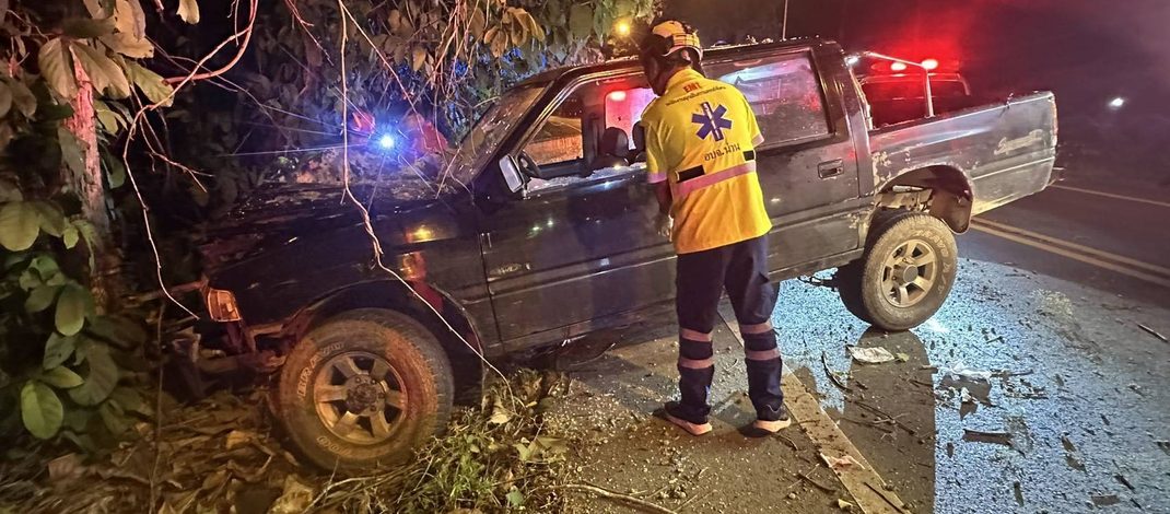 กระบะ 4 ประตูเสียหลักชนต้นไม้ริมถนนสายน่าน–สันติสุข คนขับวัย 66 ปี ติดภายใน กู้ภัยเร่งช่วยนำส่งโรงพยาบาล