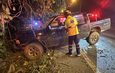 กระบะ 4 ประตูเสียหลักชนต้นไม้ริมถนนสายน่าน–สันติสุข คนขับวัย 66 ปี ติดภายใน กู้ภัยเร่งช่วยนำส่งโรงพยาบาล