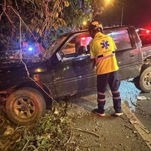 กระบะ 4 ประตูเสียหลักชนต้นไม้ริมถนนสายน่าน–สันติสุข คนขับวัย 66 ปี ติดภายใน กู้ภัยเร่งช่วยนำส่งโรงพยาบาล