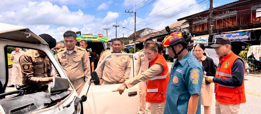 รองผู้ว่าฯ อุตรดิตถ์ พร้อม ปภ. ลงพื้นที่ตรวจสอบเหตุขบวนรถด่วนที่ 8 เฉี่ยวชนรถยนต์ บริเวณทางรถไฟช่วงบ้านด่าน–ศิลาอาสน์