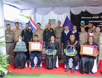 (สุรินทร์) พิธีรับพระราชทานเมล็ดพันธุ์ผักและพันธุ์สัตว์พระราชทาน จากสมเด็จพระกนิษฐาธิราชเจ้า กรมสมเด็จพระเทพรัตนราชสุดา ฯ สยามบรมราชกุมารี แด่ อส.ทพ.สัม พูนประโคน กำลังพลผู้ได้รับบาดเจ็บสาหัสจากการสู้รบ