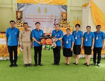 พังงา – ผู้ว่าฯ มอบสิ่งของพระราชทานแก่เด็กนักเรียนโรงเรียนราชประชานุเคราะห์ 35 จังหวัดพังงา