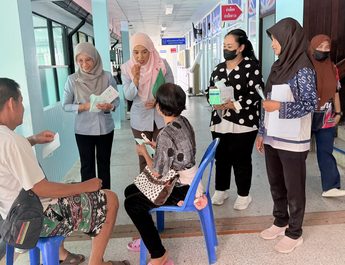 โรงพยาบาลเบตงแจกหน้ากากอนามัยฟรี รับมือฝุ่น PM2.5 หลังพบผู้ป่วย ระบบทางเดินหายใจ-หัวใจ-เยื่อบุตาอักเสบ เข้ารับการรักษาเพิ่มขึ้น