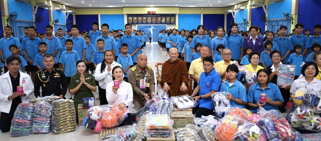 สกลนคร ผู้ใหญ่ใจดีเติมความสุข แต้มรอยยิ้ม สานฝันให้น้องนักเรียน ร.ร.ราชประชานุเคราะห็ 53