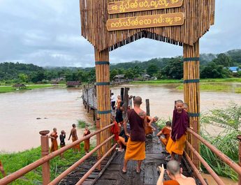 สำนักงานสภาเกษตรกรจังหวัดแม่ฮ่องสอน ร่วมกิจกรรมฟื้นฟูบูรณะสะพานซูตองเป้ หลังประสบภัยพิบัติน้ำท่วม