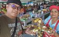 นครพนม​ ตลาดศรีสงครามคึกคักรับ “บุญเดือน​ 9 ห่อข้าวประดับดิน” แม่ค้าจัดชุดทำบุญ 20 บาท สู้ค่าครองชีพ สืบสานฮีตสิบสอง