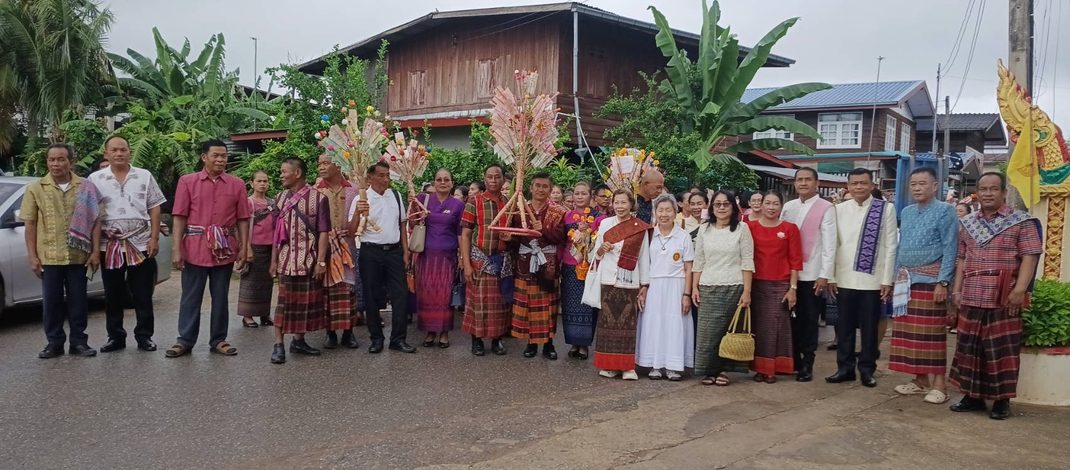 มหาสารคาม พุทธสานิกชนกว่า 300 คนร่วมประเพณีทอดเทียนช่วงเทศกาลเข้าพรรษาประจำปี 2569 ณ วัดศรีสง่าบ้านขี